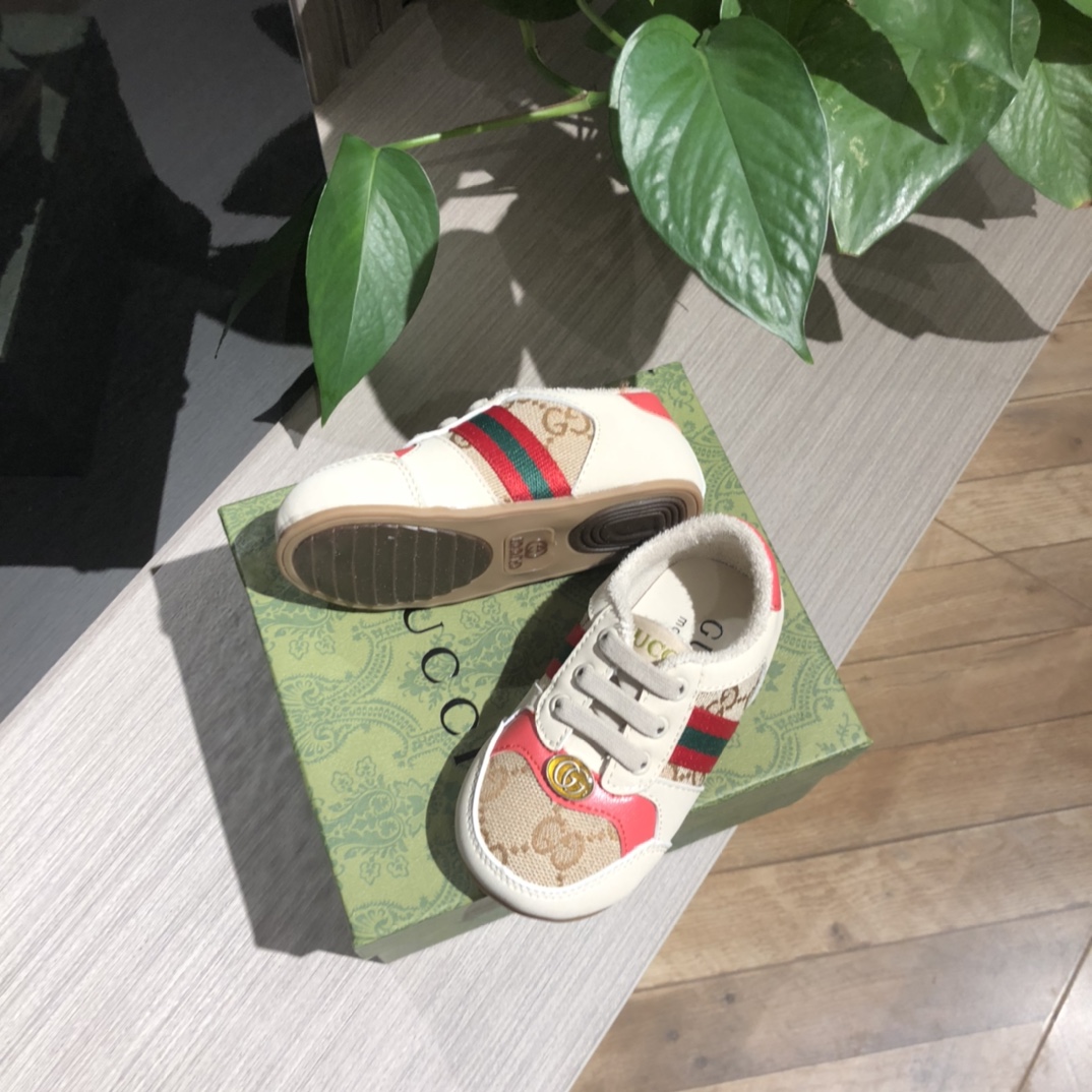 Children's shoes child